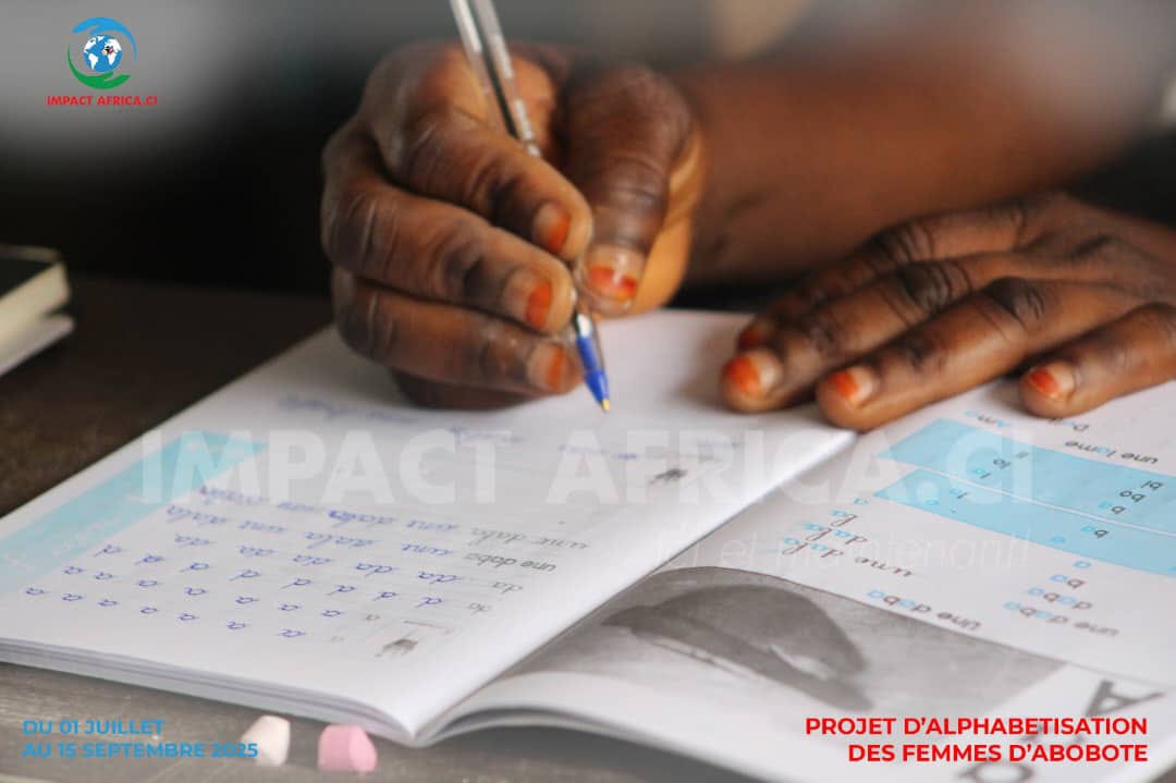Une participante s’exerce à l’écriture pendant le projet d’alphabétisation à Abobo-Té